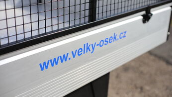 5 nových elektromobilů Selvo pracuje ve Velkém Oseku a okolí